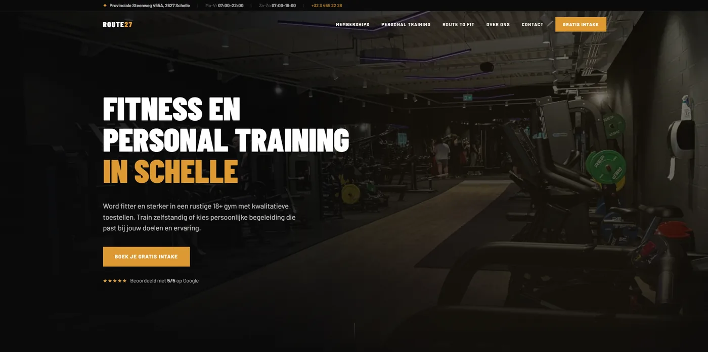 Homepage van Route27, een premium gym in Schelle, met een donkere foto van de trainingszaal en de koptitel Fitness en personal training in Schelle in wit en goud